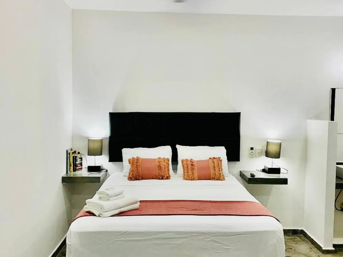 Lavish Studio Wpatio #1 Isla Mujeres Downtown